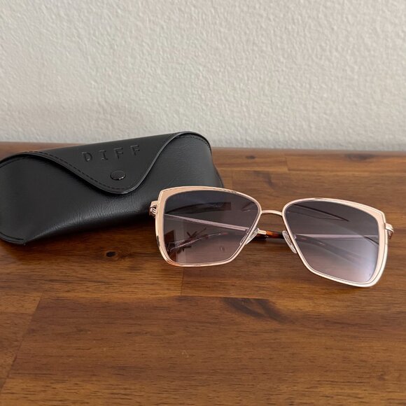 DIFF - Grace Sunglasses in Champagne and Lavender Rose Gradient Lenses - Picture 2 of 9